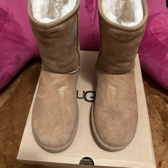 Condition: Excellent to Very Good Used| Size: 8 | UGG Classic Short II Booties - Picture 10 of 12